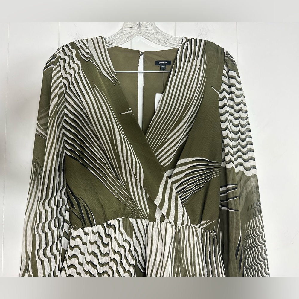 NWT Express Faux Wrap Romper Sz S Balloon Sleeves Ruffle Layered Tropical - Picture 2 of 12